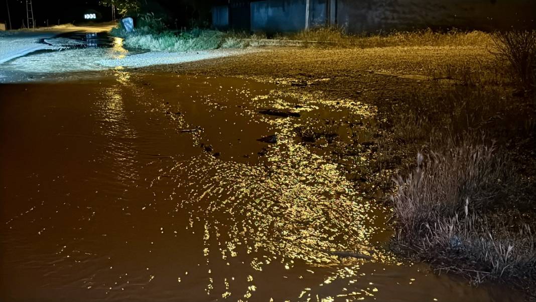 Sel felaketi yaşayan ilimizde 1 ev çöktü 12